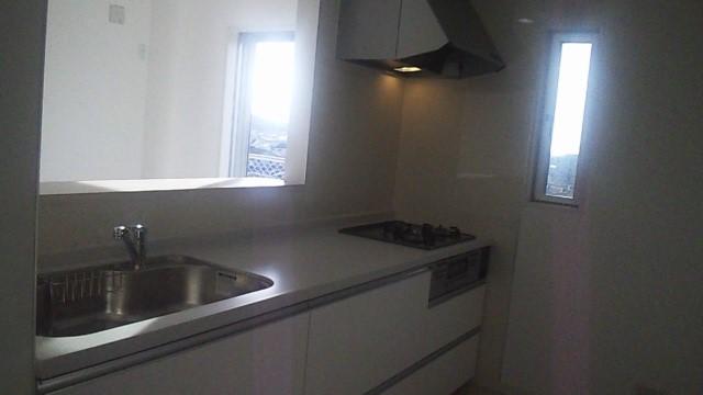 Kitchen. Room (August 2013) Shooting It is overlooking the sea in the living room through a window from the kitchen.