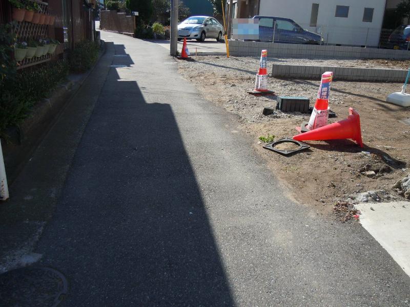 Local photos, including front road. Traffic is safe because less