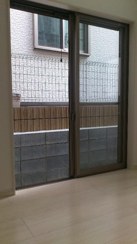 Non-living room. Since the neighboring deviates the position of the window, Medium can not see.