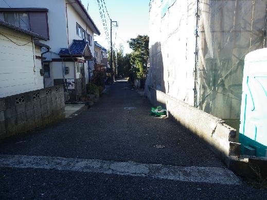 Local photos, including front road. The south side of the front road 4m width