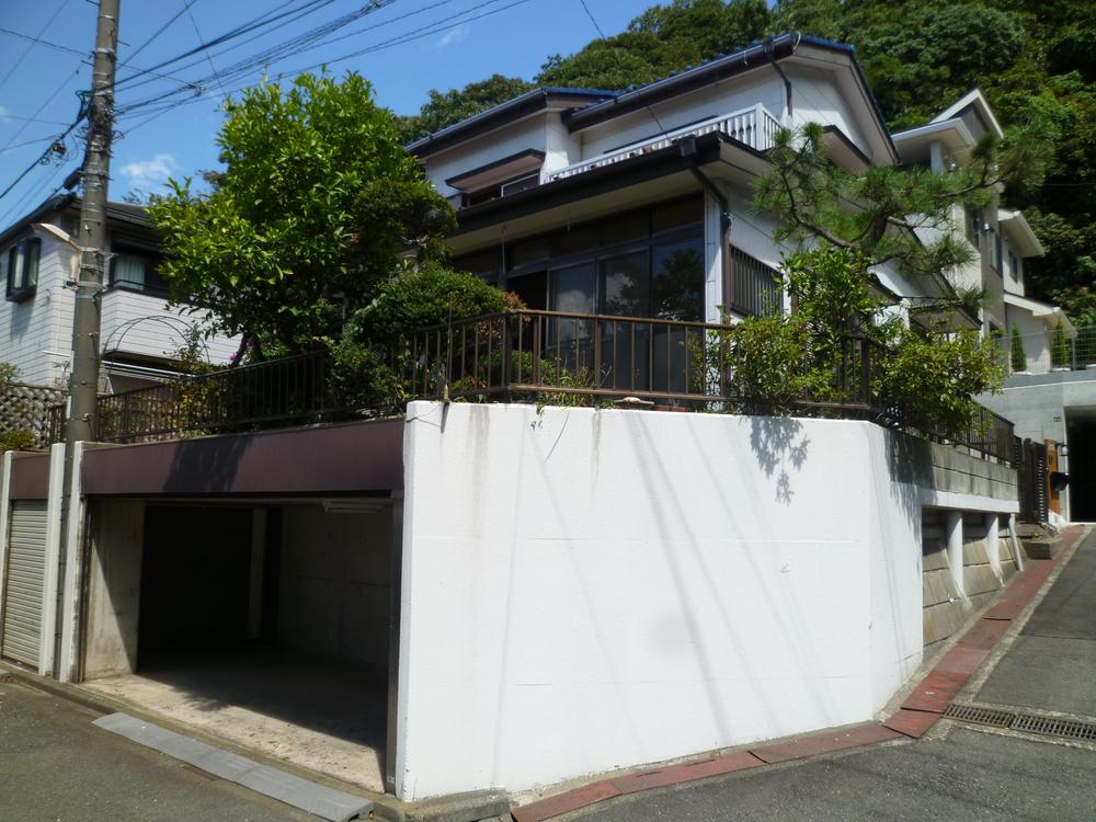 Local photos, including front road. Photo opened the underground garage shutter