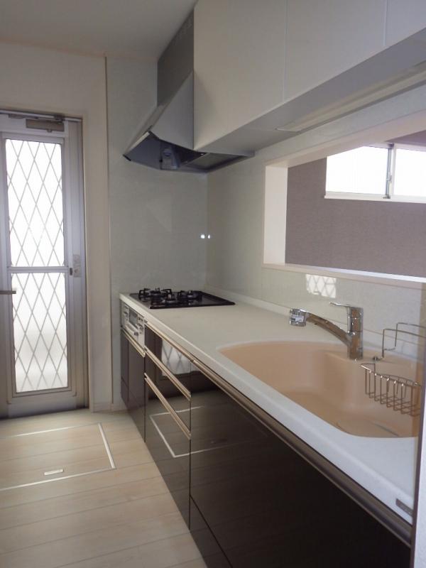 Kitchen. Is a face-to-face type of kitchen