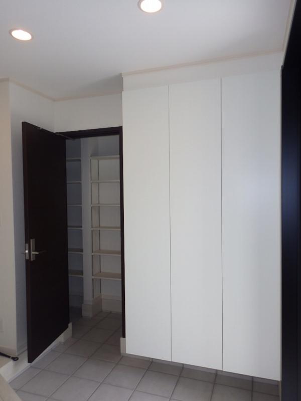 Receipt. Shoebox next to the shoe closet