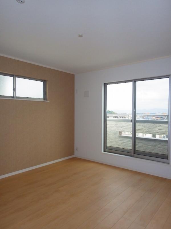 Non-living room. The second floor is 8 quires bedroom