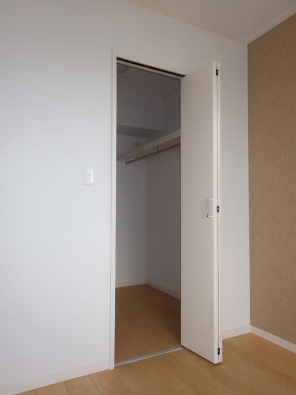 Toilet. 8 pledge Western-style of WIC