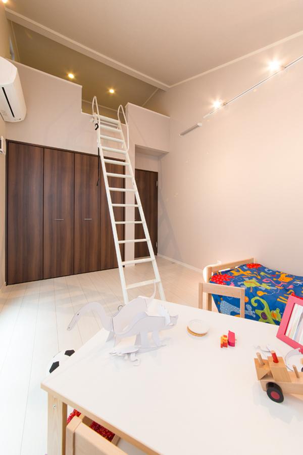 Non-living room. Also put easy 6 quires more Western-style furniture to match the growth of the child. Even further to accommodate the toys that are no longer used with attic storage. It maintains the integrity and clean your room.