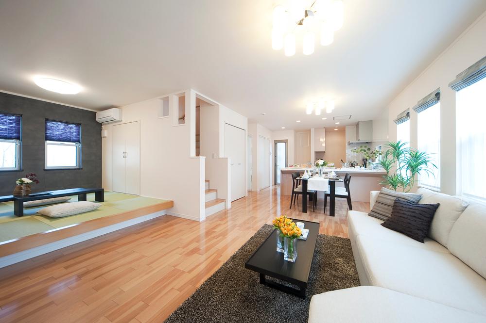 Living. Newly built single-family of the three-way corner lot. Mansion with a covered porch of the atrium with an emphasis on privacy. 20.4 Pledge of living dining, It features an easy-to-use L-shaped kitchen.