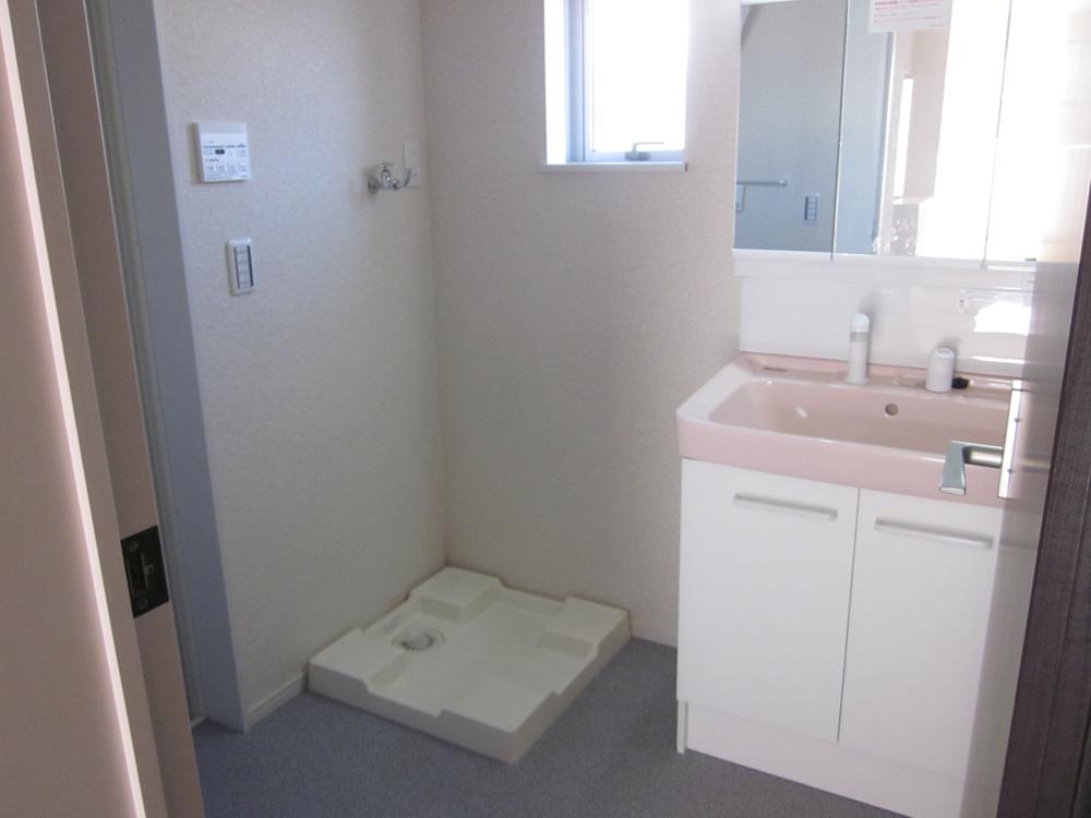 Wash basin, toilet. Indoor (10 May 2013) Shooting