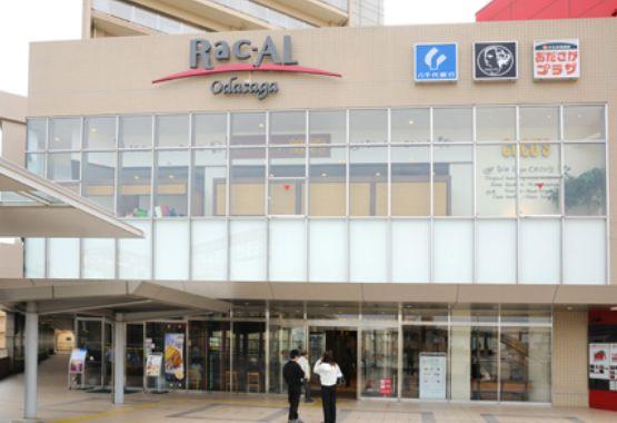 Shopping centre. Shopping center leading to the 750m station to easier Al Odasaga!