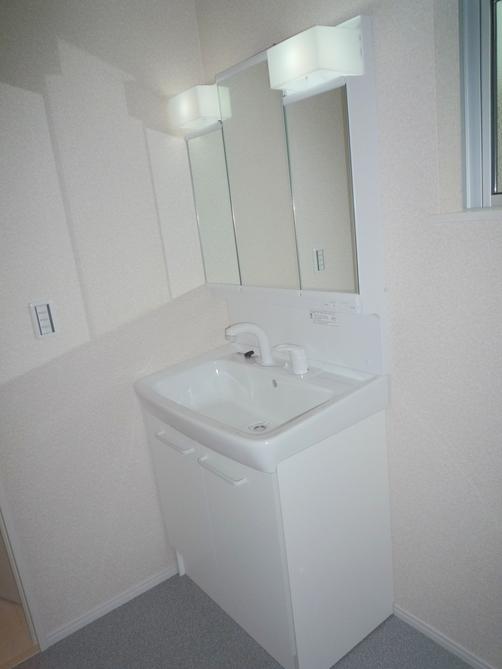 Wash basin, toilet. Indoor (10 May 2013) Shooting