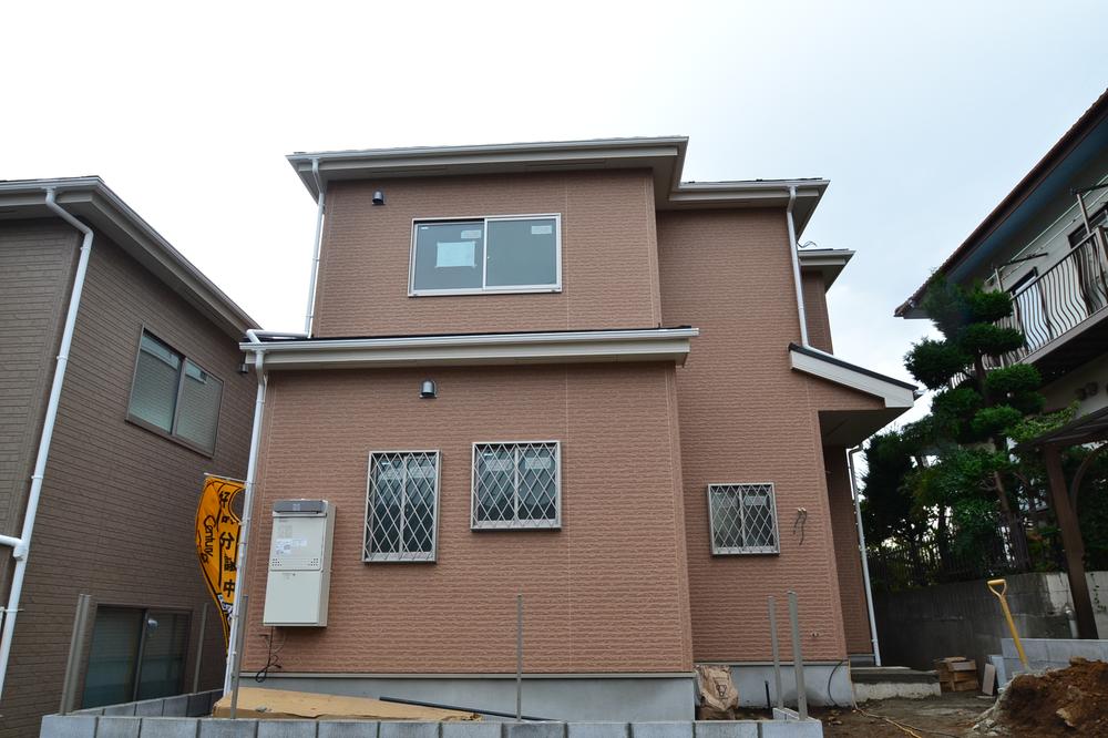 Local photos, including front road. There are two 1 Building car space. (By car)