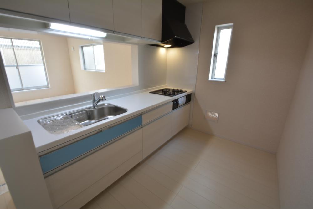 Kitchen. Face-to-face kitchen, you can enjoy a conversation with your family while cooking ☆