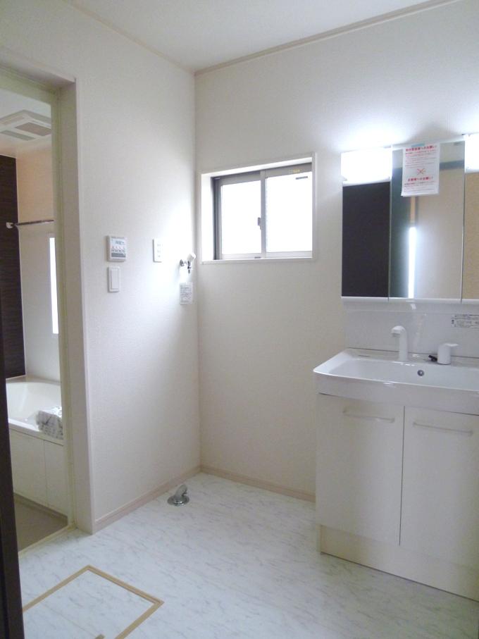 Wash basin, toilet. 1 Building