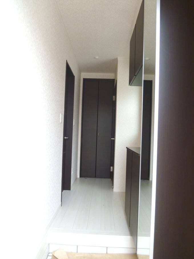 Entrance. 1 Building