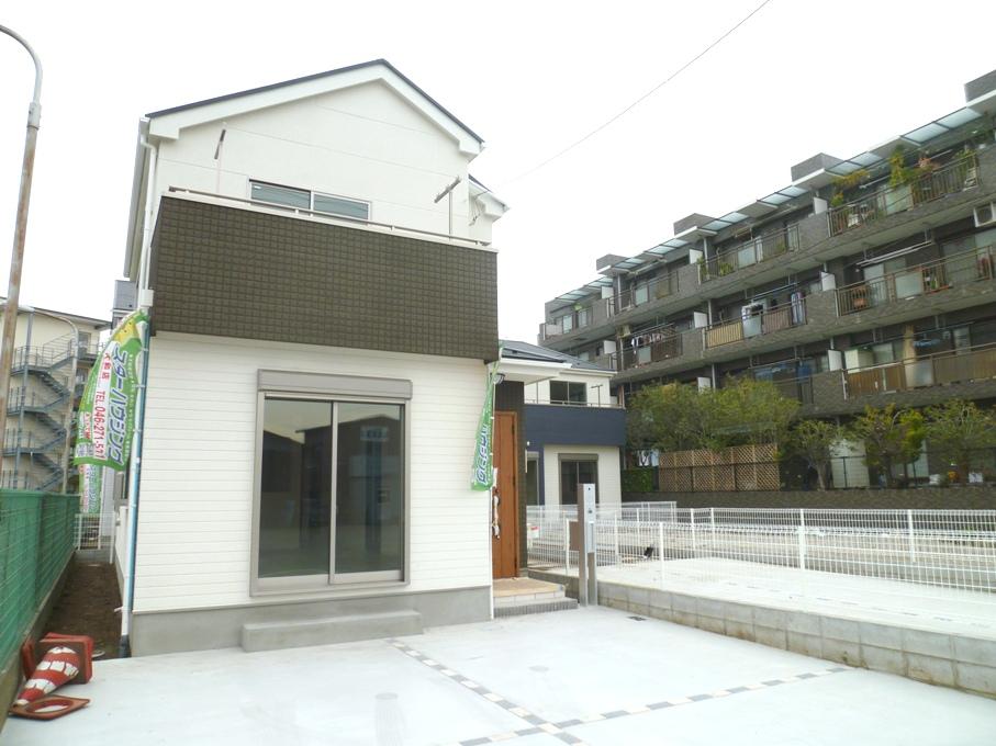 Local appearance photo. 1 Building