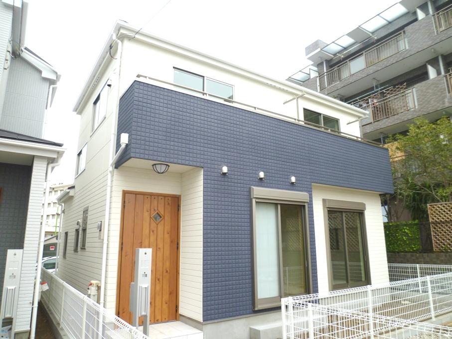 Local appearance photo. Building 3