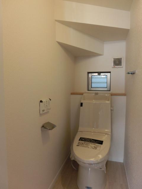 Toilet. Indoor (12 May 2013) Shooting