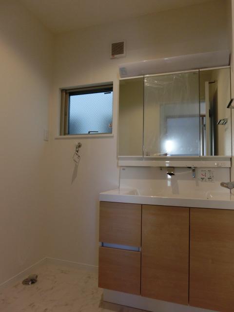 Wash basin, toilet. Indoor (12 May 2013) Shooting