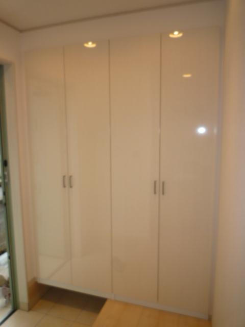 Entrance. Excellent shoes BOX storage capacity