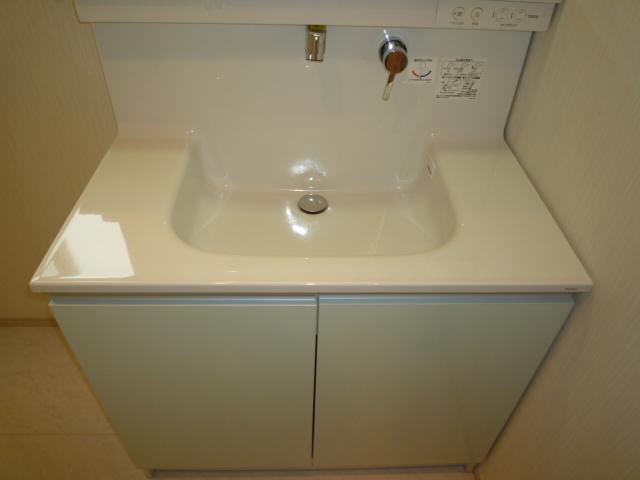Wash basin, toilet. Wide basin