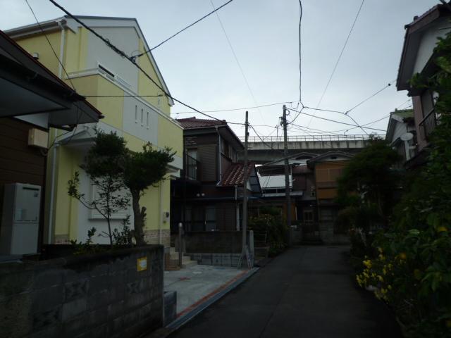 Local photos, including front road. A quiet residential area