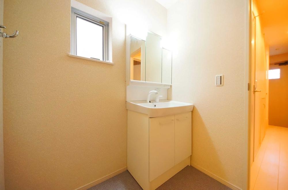 Wash basin, toilet. Indoor (11 May 2013) Shooting, 750 size shampoo Dresser.