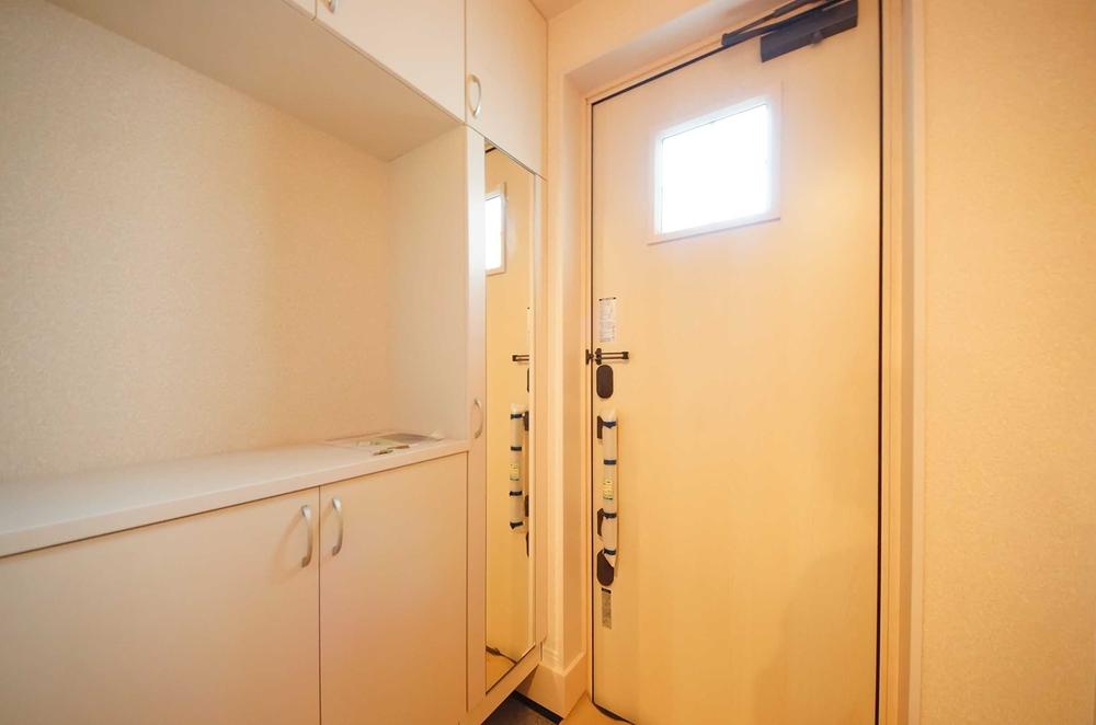 Other introspection. Indoor (11 May 2013) Shooting, It is near the entrance.