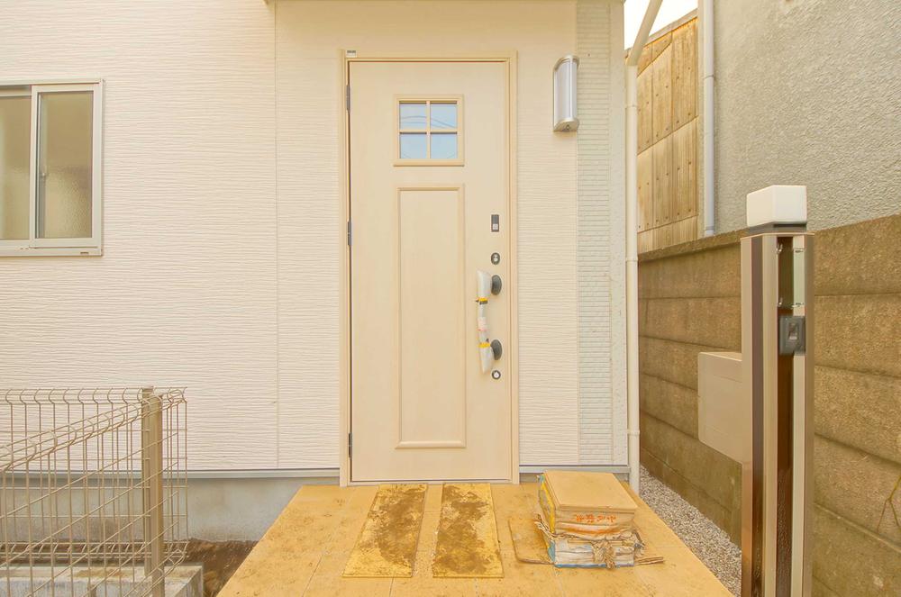 Entrance. Local (11 May 2013) Shooting, There are also unity of the building in white entrance door.