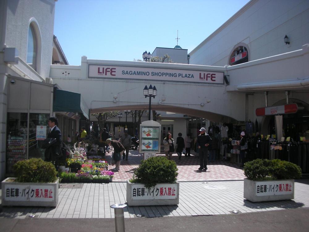 Shopping centre. Sagamino Shopping Plaza Sotetsu to life 1410m