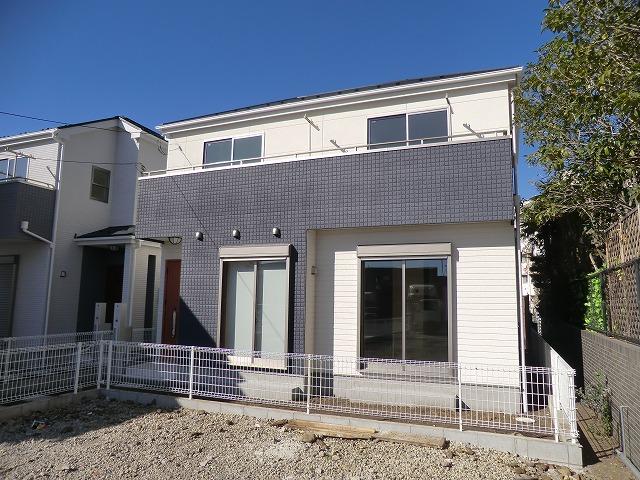 Local appearance photo. Building 3