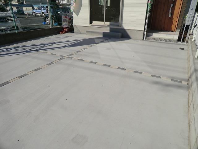 Parking lot. 1 Building