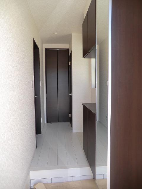 Entrance. 1 Building