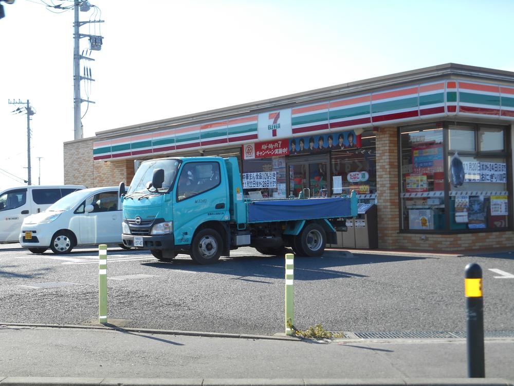 Convenience store. 960m to Seven-Eleven
