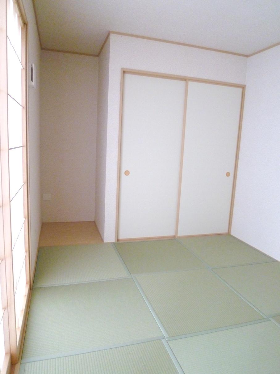 Non-living room. 1 Building