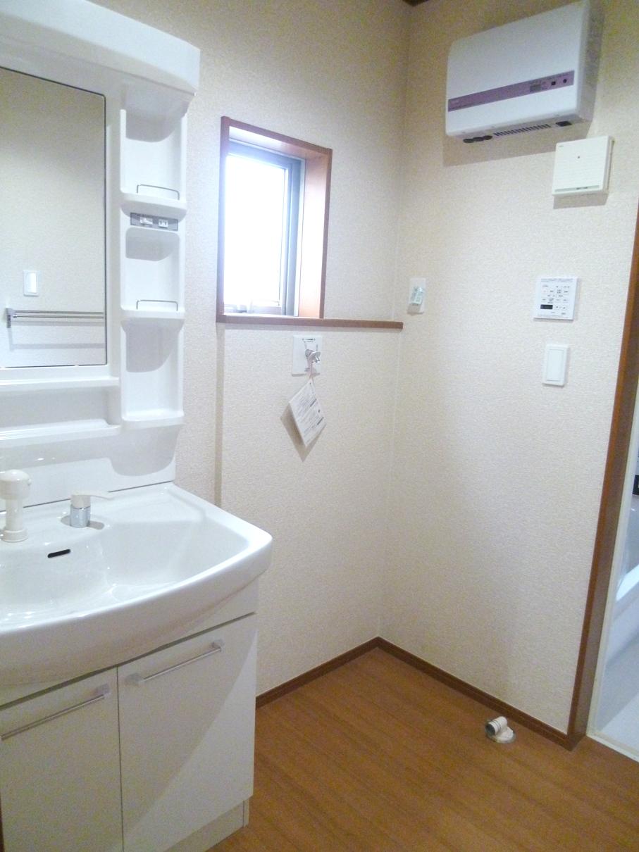 Wash basin, toilet. 1 Building