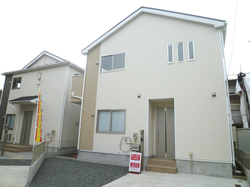 Local appearance photo. Building 2