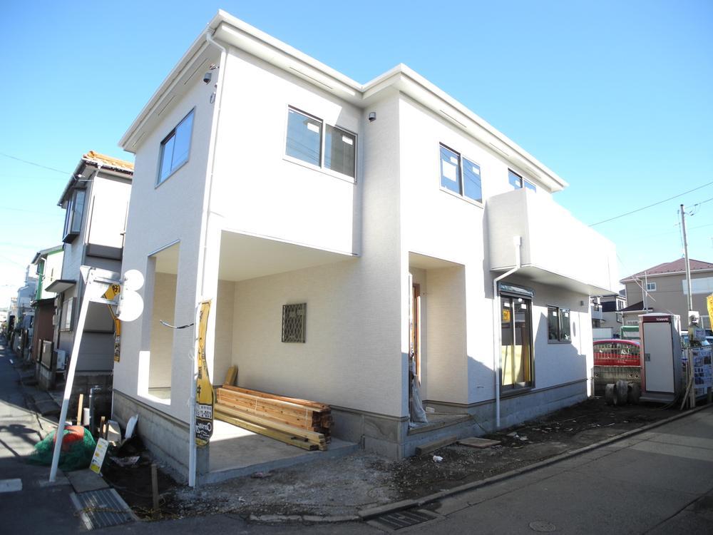 Local appearance photo. Yang per per corner lot ・ Sense of openness is good! Although still in the building will be under construction, So you can complete field guide by the same contractor, Please feel free to contact us, Do visitors.