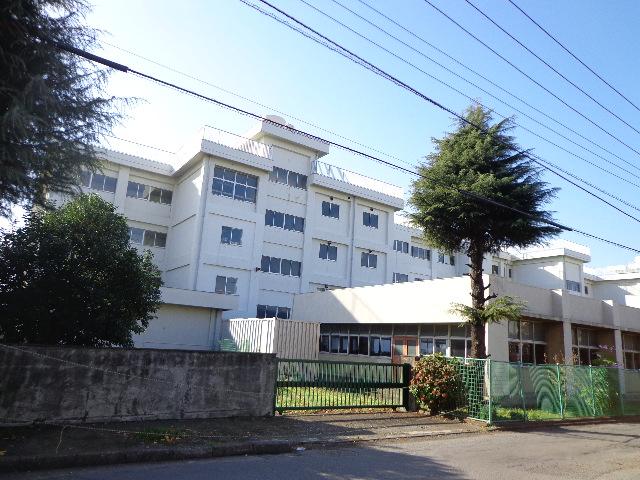 Junior high school. 1000m to the East Junior High School