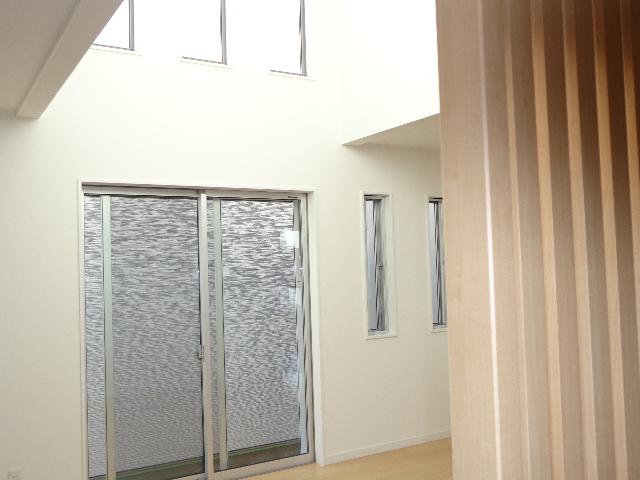 Living. The upper part of the (1 Building) LDK has become a blow, It is open. 2013 December 22, shooting