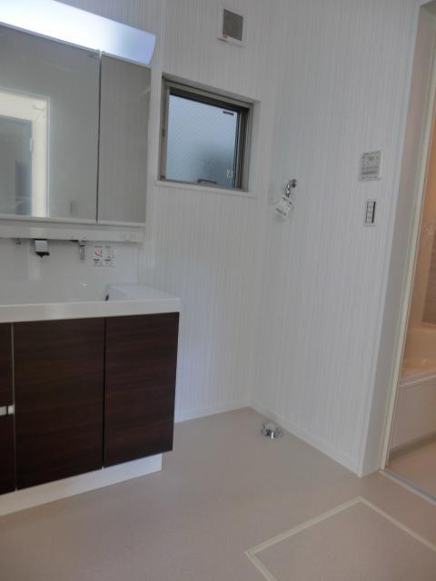 Wash basin, toilet. Indoor (12 May 2013) Shooting