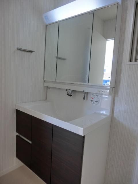 Wash basin, toilet. Indoor (12 May 2013) Shooting