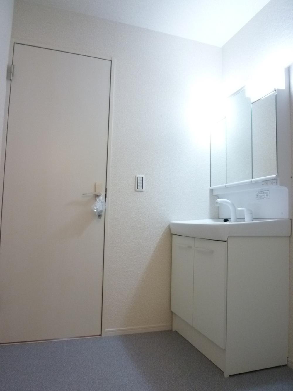 Wash basin, toilet. Building 3 Bathroom Vanity