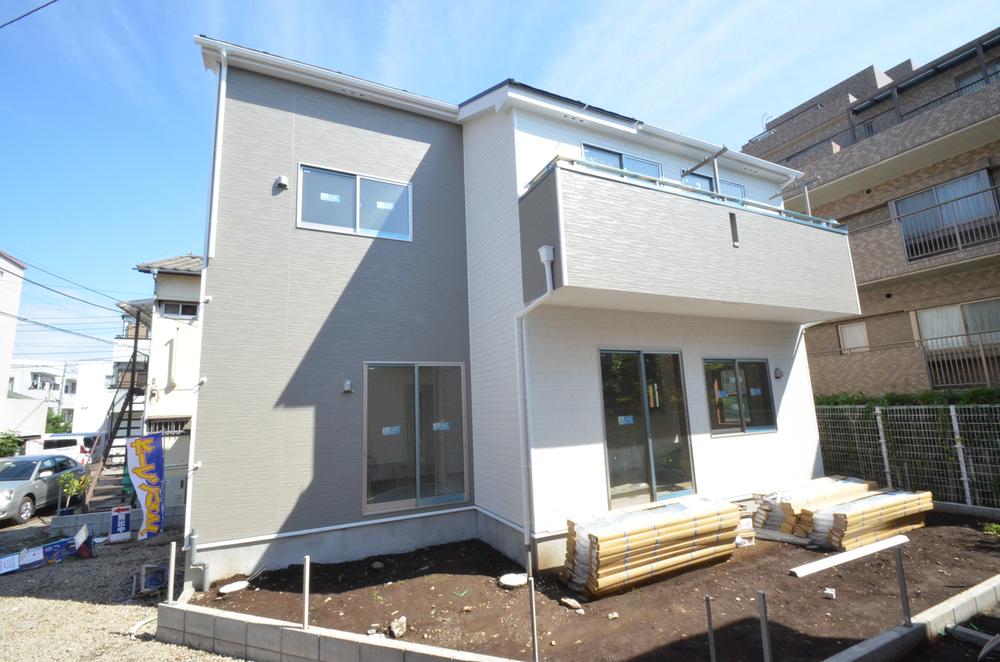 Local photos, including front road. Day is good there is also the garden on the south side ☆