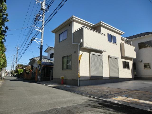 Local photos, including front road. Local (11 May 2013) Shooting