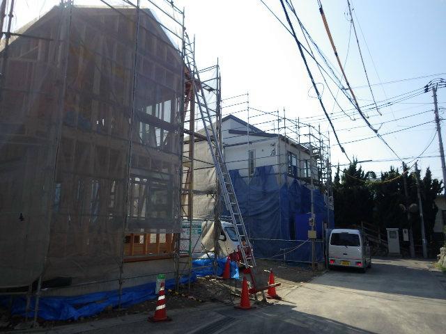 Local photos, including front road. Front road is a picture.