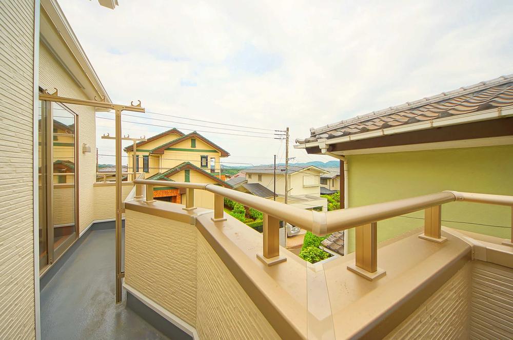 Balcony. Local (July 2013) Shooting, Balconies offer a wide span.