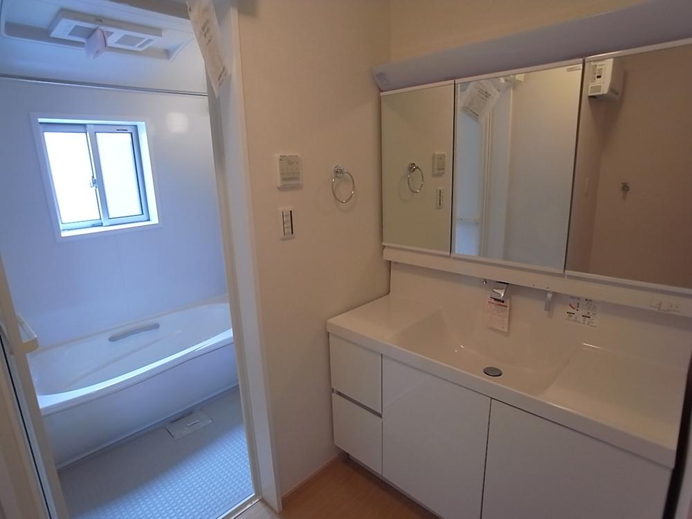 Same specifications photos (Other introspection). Spacious vanity. It is very easy to use. 