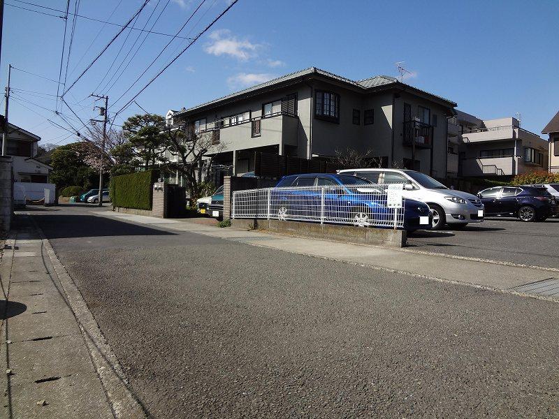 Local photos, including front road. Spacious front road.