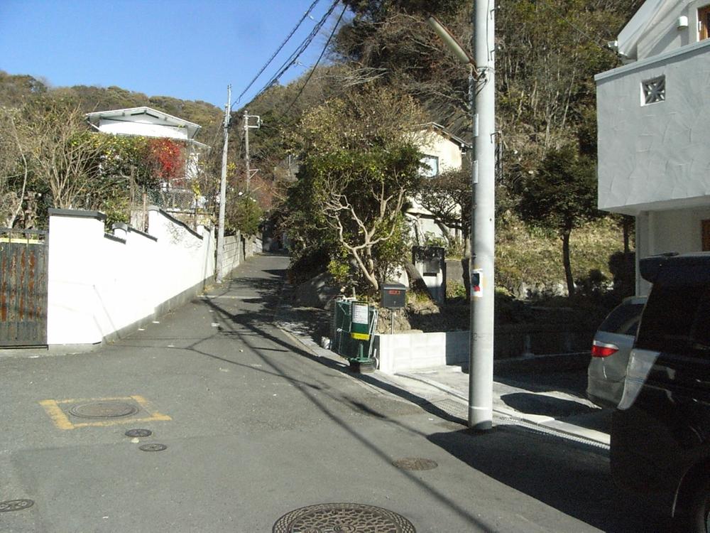 Local photos, including front road. Since it has front road is widened, Car loading and unloading is also a breeze.
