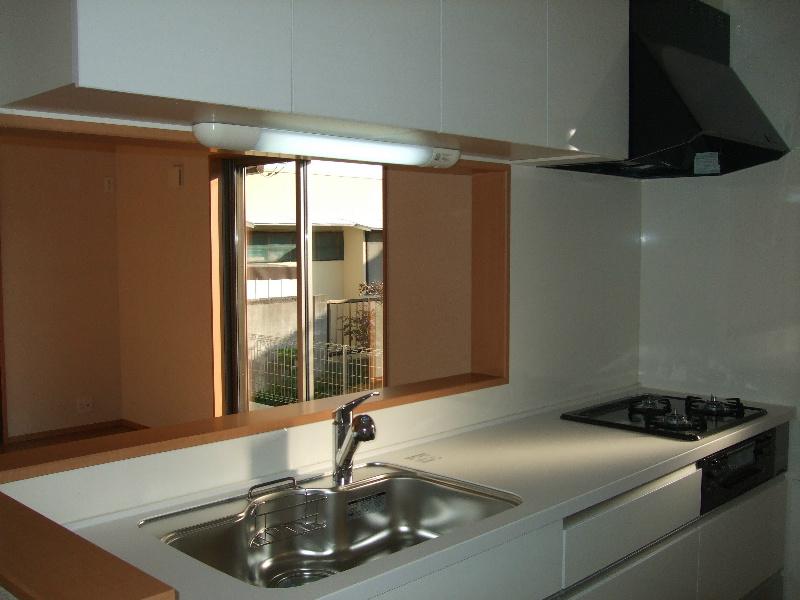 Kitchen. It is a good face-to-face kitchen photo of usability.